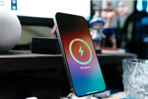 池州苹果15换屏服务分享用什么充电器给iPhone15充电更好 
